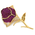 Złota broszka 585 róża z czerwonymi cyrkoniami elegancki design 14k