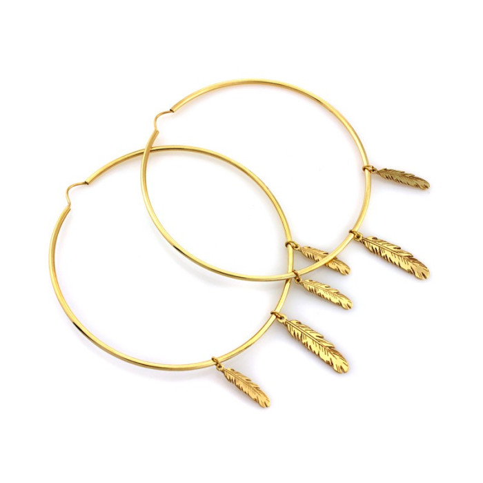 Efektowne złote kolczyki 585 duże koła z wiszącymi piórami, średnica 58mm (14k) Efektowne złote kolczyki 585 duże koła z wiszącymi piórami, średnica 58mm (14k)