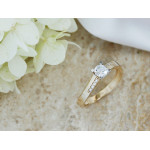 Elegancki złoty pierścionek 585 zaręczynowy z oszlifowanym oczkiem 14k