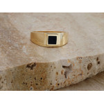 Nowoczesny złoty sygnet 585 unisex z czarną emalią i gładkim wykończeniem 14k